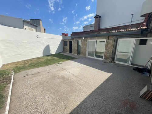 Casa En Venta - 2 Dormitorios 2 Baños - 206mts2 - Tolosa