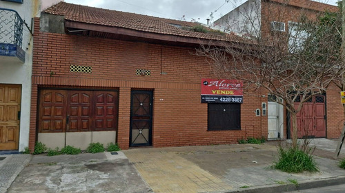 Imperdible Casa De 5 Amb. Con Gge. Espacios Amplios Y Ubicación Estratégica.