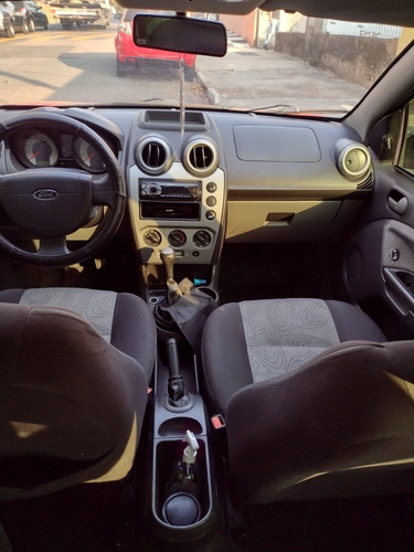Imagem 3 de 6 de Ford Fiesta Sedã