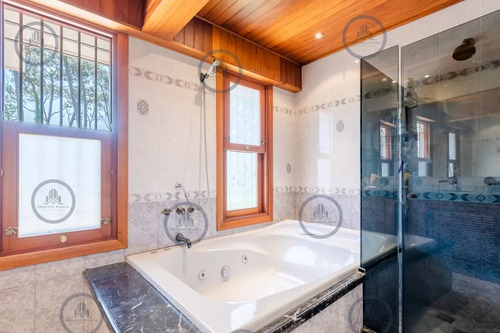 Espectacular Casa De Seis Dormitorios Y Servicio En Venta En Lugano