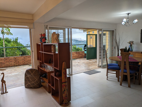 Townhouse Casa En Venta En Loma Linda. Posee Terraza Con Vista