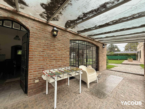 Casa En Venta - 3 Dormitorios 3 Baños - 2.100mts2 - Villa Elisa