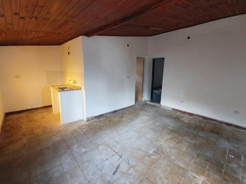 Imagen 10 de 20 de Bartoloni Y Montecaseros, Oportunidad, Casa En Esquina Con Terreno !