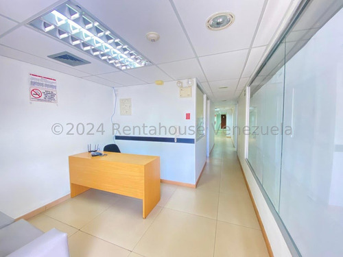Altamira !! Fabuloso Local Comercial A Nivel De Calle, Frente A La Plaza Altamira, 130 M2, 2 Baños, 8 Espacios De Trabajo, Zona De Alto Tránsito Vehículos Y Personas. Ubicación Estratégica !!