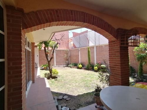 En Venta Casasa En Carretas, Gran Ubicación, 4 Recamaras, 5.5 Baños, Cto De Serv