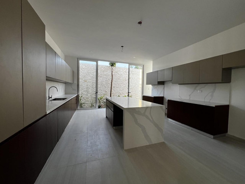 Casa En Venta Merida, En Privada, Con 562 Mt De Construccion