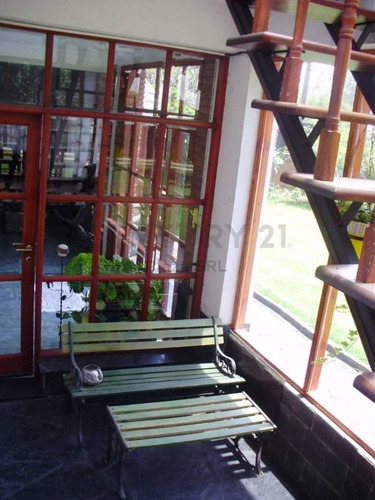 Casa De Dos Plantas Con Amplio Terreno