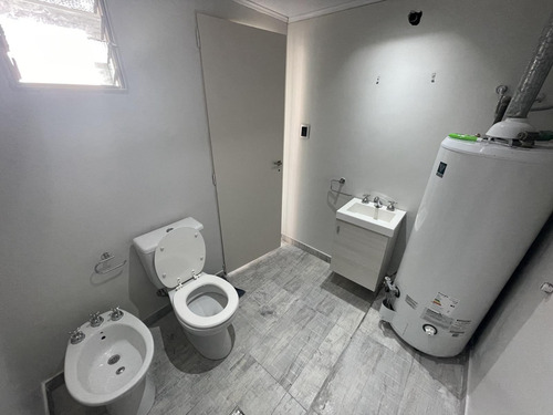 Casa En Venta - 2 Dormitorios 2 Baños - 206mts2 - Tolosa