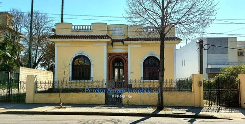 Casa En Venta En Prado. 6 Dormitorios. Con Excelente Renta.