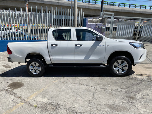 Toyota Hilux 2.7 Cabina Doble Sr Mt