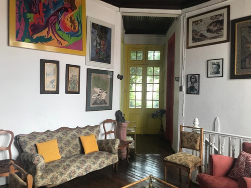 Casa En Venta En Pasaje Cerrado, Excelente Estado !!