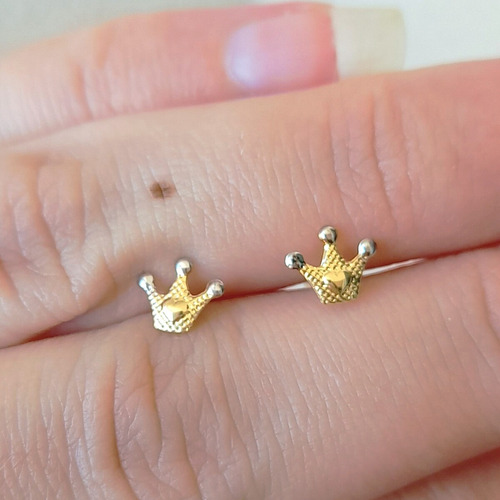 Imagem 2 de 4 de Brinco Coroa Infantil Menina Banhado A Ouro 18k