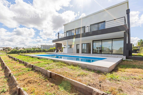 Imagen 20 de 30 de Casa En Venta A La Laguna En Canton Norte- Maroto Propiedades-