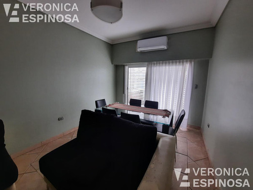 Casa De Cuatro Ambientes En Venta- Villa Luzuriaga. Importante Propiedad, Renta Asegurada!