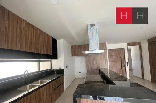 Casa En Venta En Lomas De Angelópolis.