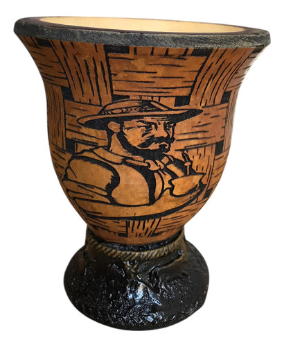 Mate De Calabaza Con Pie De Masa Tallado Gaucho Marrón Claro Tallado Gaucho