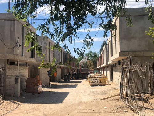 Imagen 3 de 22 de Venta Duplex En Complejo Housing En B° Jardin Claret, Calle De Los Emilianos