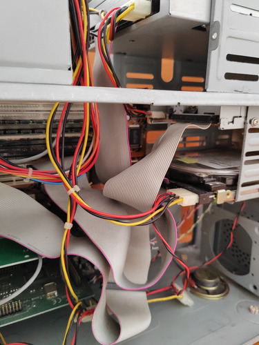 Cpu Intel Mmx 200 Mhz. Ram 32 Gb. Hd 2 Gb. (Usado)