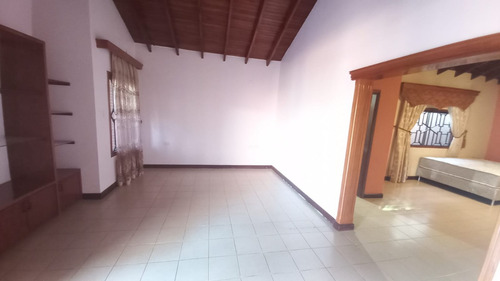 Vendo Casa A Una Cuadra De La Avda. Irrazábal, Centro: 4 Habitaciones Y 4 Baños.