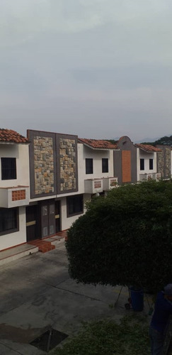  Townhouse En Conjunto Residencial Villa Florencia Ii, Sector Tazajal C-9836 E. C