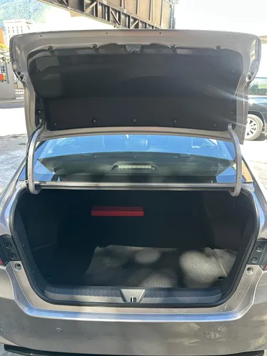 Toyota Yaris G Sedan Plata