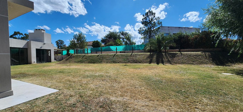 Venta Casa Amplia Y Funcional / Barrio Cerrado / 3 Dorm