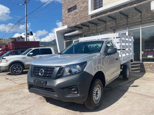 Imagen 1 de 10 de Nissan Np300 2020 2.5 Estacas Dh Mt