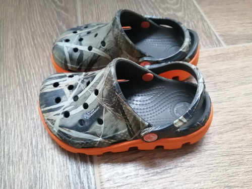 Crocs Camuflaje Niño - Talla C8/9 = 25/26 - 8.5 De 10