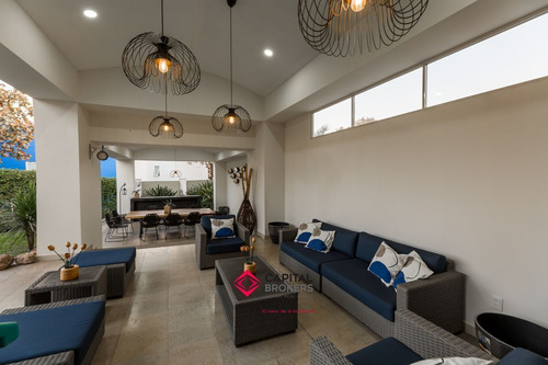 Casa En Venta De Lujo El Palomar Con Vista Panorámica Y Amplio Jardín