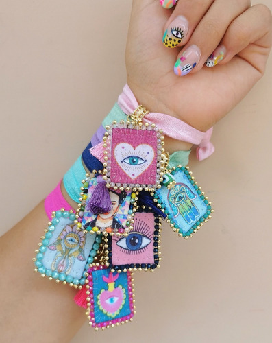 Imagen 1 de 2 de Pulsera Resorte Con Escapulario Figura