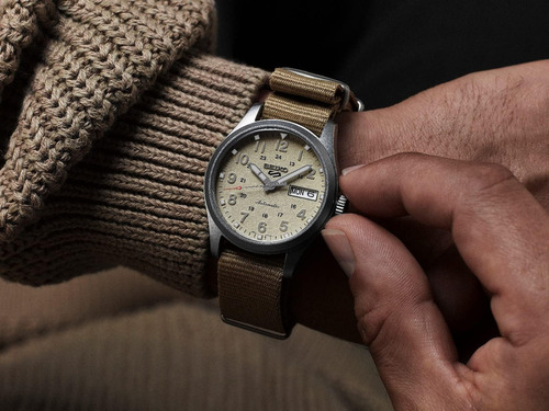 Reloj Seiko 5 Sports Srpj83 36mm Nato Automatico Ag. Malla Beige Bisel Plateado Fondo Beige