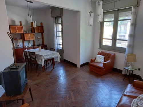 Imagen 1 de 14 de Casa De Altos Al Frente Con Balcón Y Azotea De Uso Exclusivo
