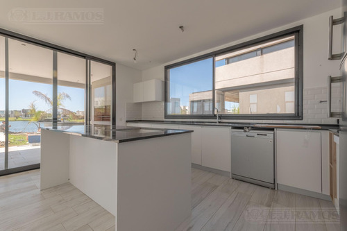 Casa Al Lago En Venta En El Barrio Acacias, Puertos / Escobar