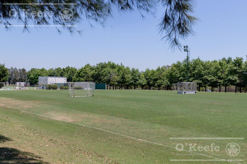 Imagen 23 de 30 de Casa En Venta De 5 Ambientes Con Vista Al Golf En Abril Club De Campo