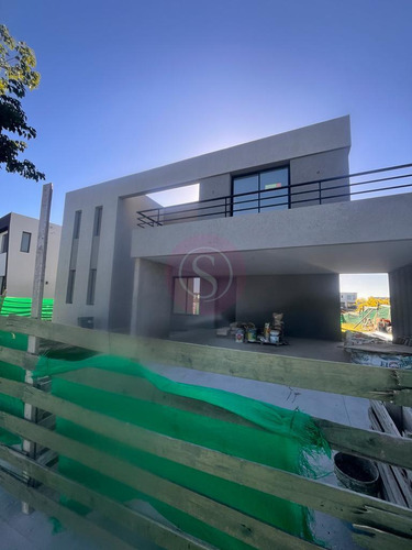 Casa En Venta En Puertos Del Lago Barrio Ceibos