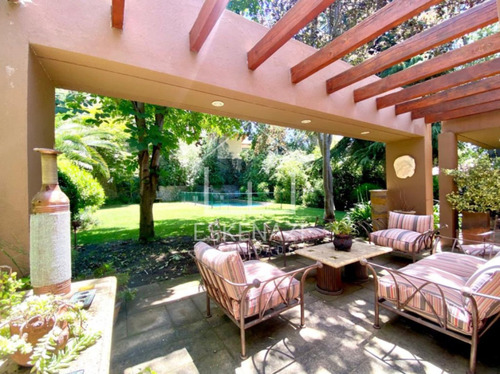 Casa En Venta De 5 Dorm. Lomas De La Dehesa!! Oportunidad!!