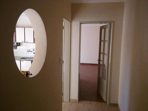 Departamento De Pasillo, Dos Dormitorios Zona Echesortu
