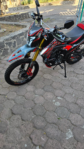 Motocicleta Cross Max 300cc. Roja 2024, 7,000 Km.