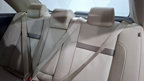 Toyota Camry 2.5 XLE L4 6AT
