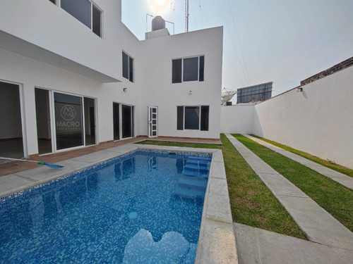 Casa En Venta De 2 Niveles En Col. Empleado Postal Con Alberca Apta A Créditos