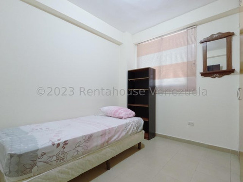 Imagen 22 de 30 de María Reyes Vende, Espectacular Apartamento Amoblado, En El Este De La Ciudad, El Edificio Cuenta Con Planta Eléctrica Y La Cocina Es Moderna