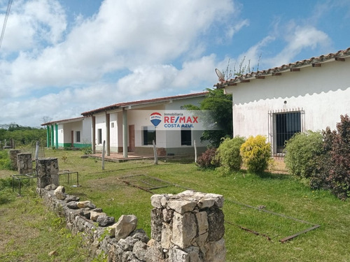 Se Vende Casa Con Amplio Patio En El Conjunto Las Aves, Chichiriviche.