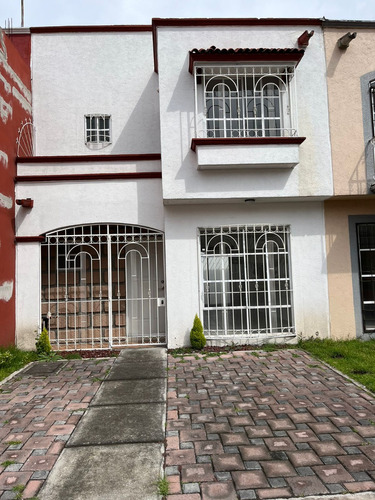 Casa En Venta, San Carlos No.12, Fraccionamiento Hacienda Del Valle, Toluca Estado De México.