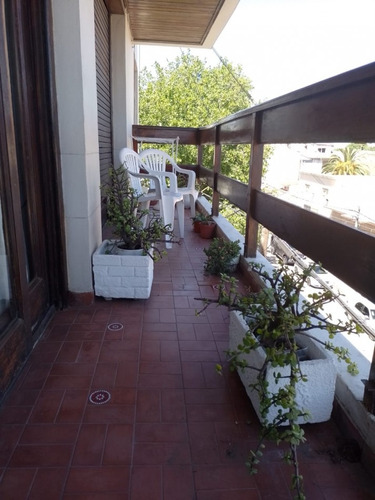 Semipiso A La Calle, 3 Amb.edificio Chico Muy Bien Mantenido. Chauvin.