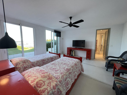Casa En La Playa Primera Linea Del Mar. La Barra Punta Del Este.