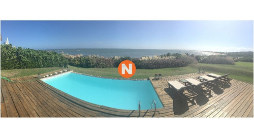 Casa En Venta Sobre El Mar, Con Vista Al Mar En Venta José Ignacio, 5 Dormitorios.- Ref: 205684