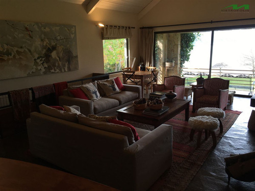 Casa En Venta De 5 Dorm. En Vichuquén