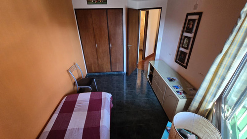 Solido Duplex De 4 Ambientes Con Cochera Y Jardin En Venta. Olivos