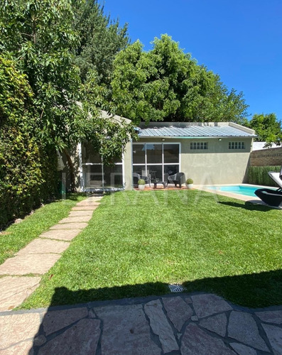 Venta Casa 4 Ambientes Cochera Piscina. Ituzaingo