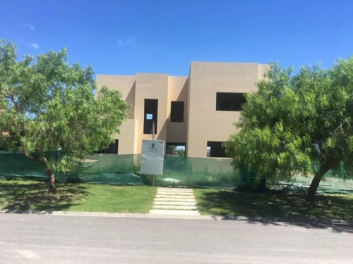 Imagen 1 de 12 de Lindisima Casa En Venta De 2 Pisos Con Pileta A La Laguna!